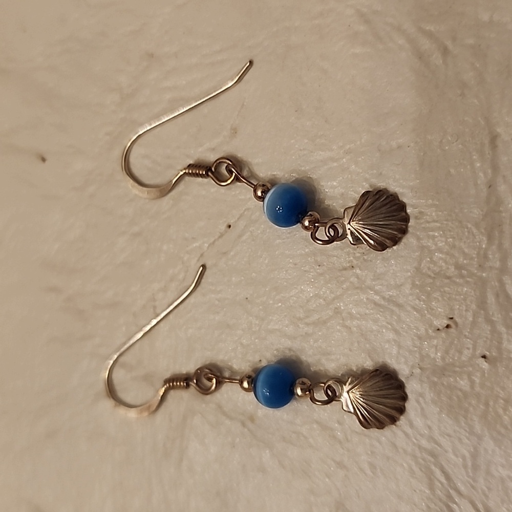 Shell 🐚 dangle earrings with blue bead